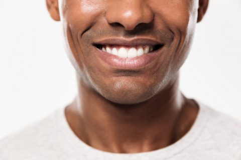 closeup-sorriso-de-um-jovem-africano-alegre_171337-9647[1]